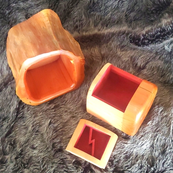 VINTAGE 1980'S FOLK ART HAND CARVED WOODEN CEDAR PUZZLE/JEWELRY BOX - Picture 7 of 10